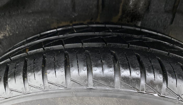 2020 Renault Kwid RXT 1.0 AMT (O), Petrol, Automatic, 9,556 km, Left Rear Tyre Tread