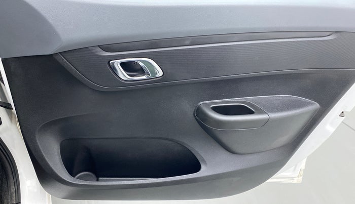 2020 Renault Kwid RXT 1.0 AMT (O), Petrol, Automatic, 9,556 km, Driver Side Door Panels Control