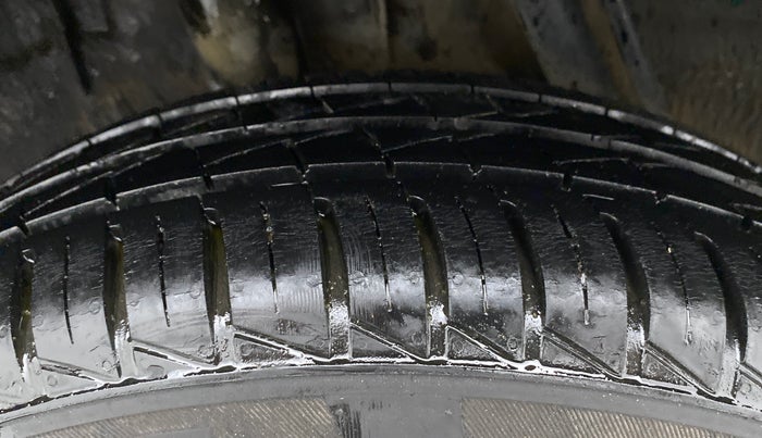 2020 Renault Kwid RXT 1.0 AMT (O), Petrol, Automatic, 9,556 km, Right Rear Tyre Tread