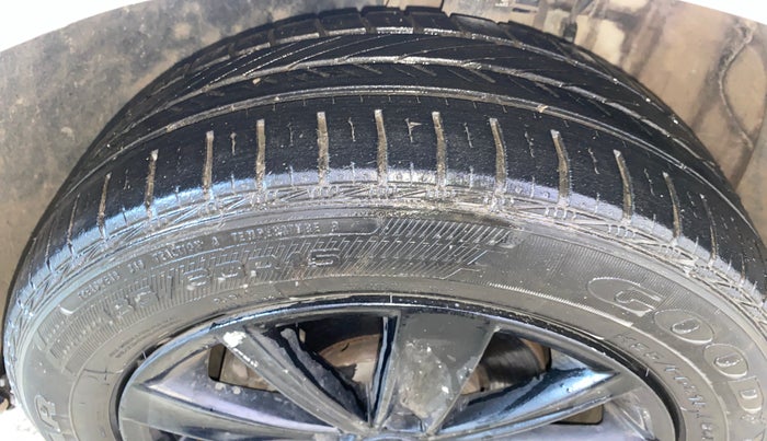 2016 Volkswagen Vento HIGHLINE PETROL AT, Petrol, Automatic, 58,985 km, Left Front Tyre Tread