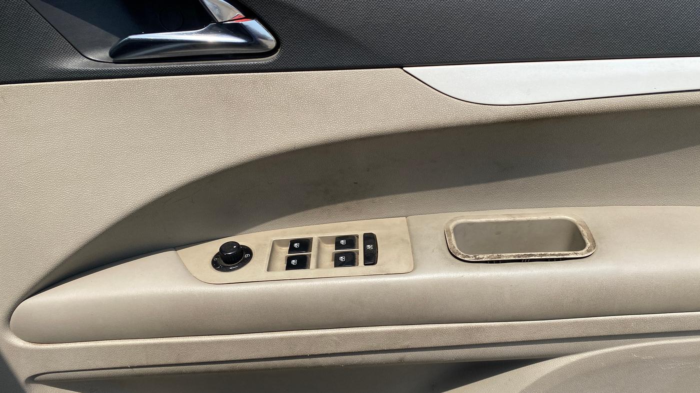 2018 Mahindra MARAZZO M8 7 STR, Diesel, Manual, 1,35,457 km, Driver Side Door Panels Control