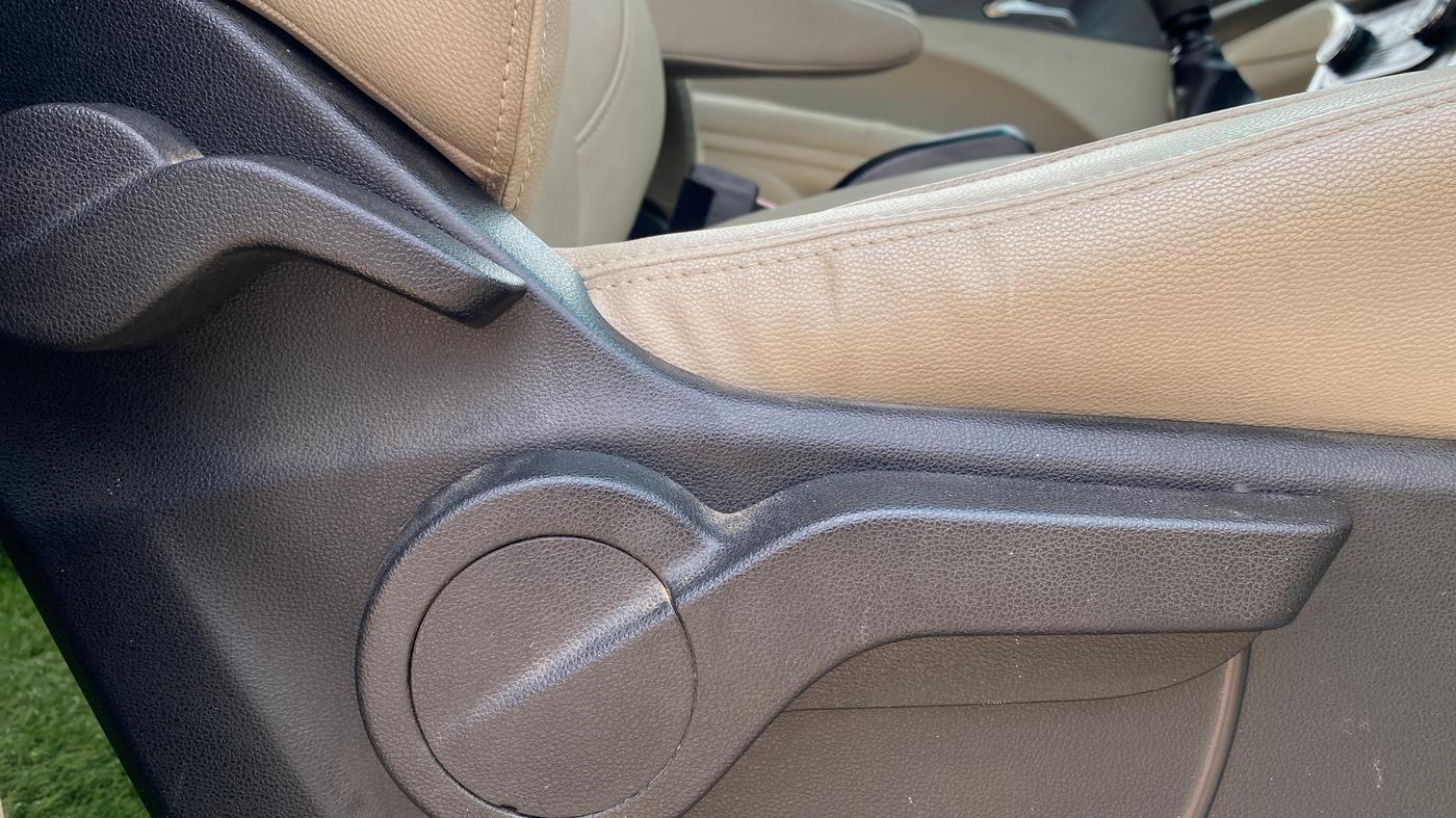 2018 Mahindra MARAZZO M8 7 STR, Diesel, Manual, 1,35,457 km, Driver Side Adjustment Panel