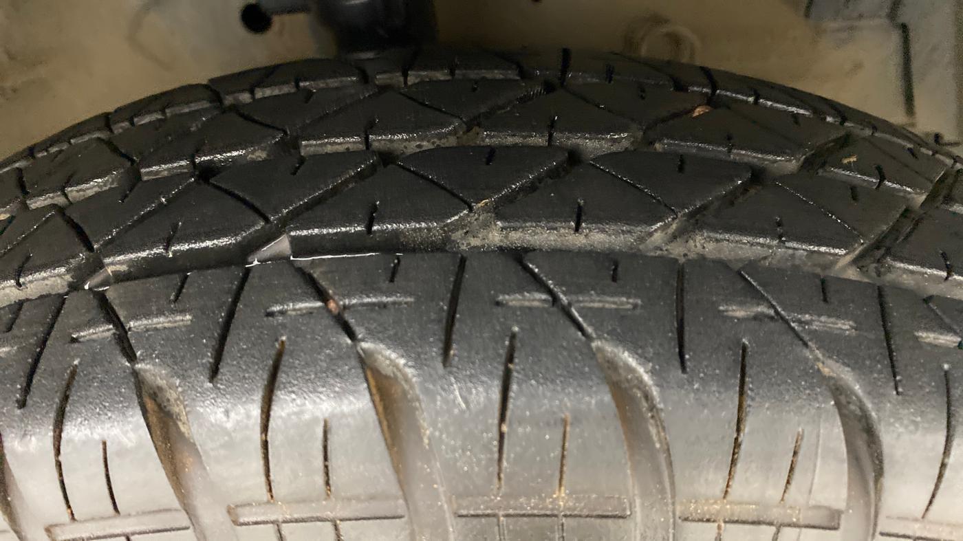2012 Maruti Swift LXI, Petrol, Manual, 74,423 km, Right Front Tyre Tread