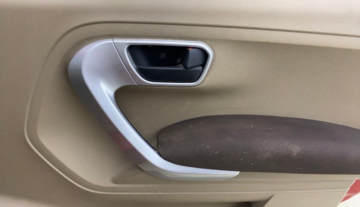 2016 Mahindra TUV300 T8, Diesel, Manual, 96,770 km, Driver Side Door Panels Control