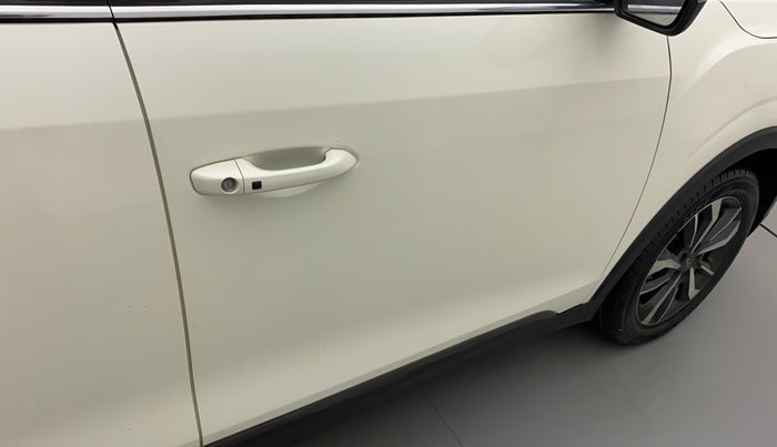 2022 Mahindra XUV300 W8 (O) 1.2 PETROL AMT, Petrol, Automatic, 24,712 km, Driver-side door - Minor scratches