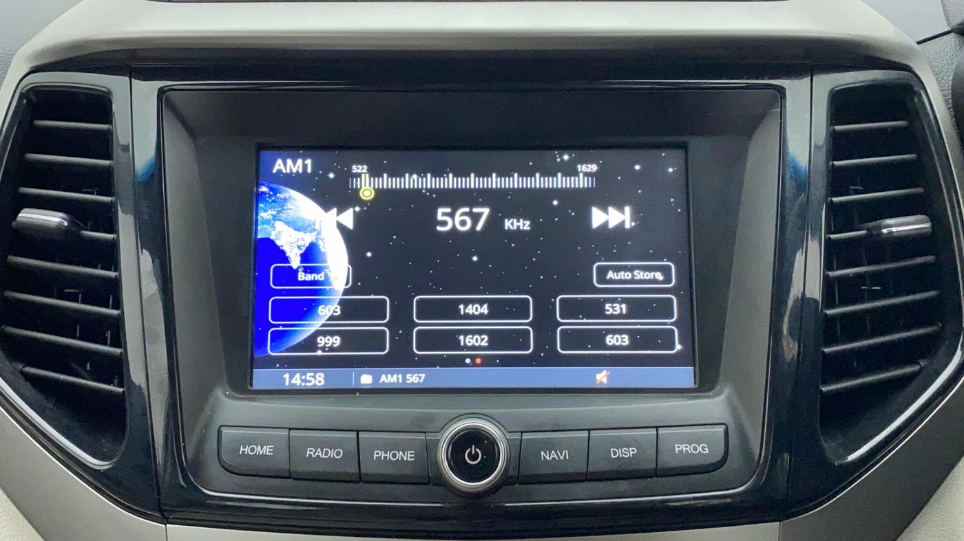 2022 Mahindra XUV300 W8 (O) 1.2 PETROL AMT, Petrol, Automatic, 24,712 km, Infotainment System