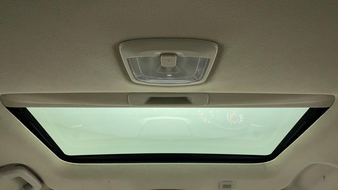 2022 Mahindra XUV300 W8 (O) 1.2 PETROL AMT, Petrol, Automatic, 24,712 km, Moonroof/ Sunroof