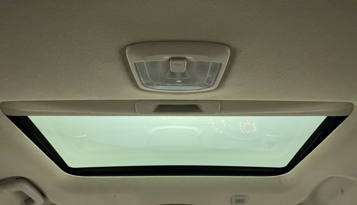 2022 Mahindra XUV300 W8 (O) 1.2 PETROL AMT, Petrol, Automatic, 24,712 km, Moonroof/ Sunroof