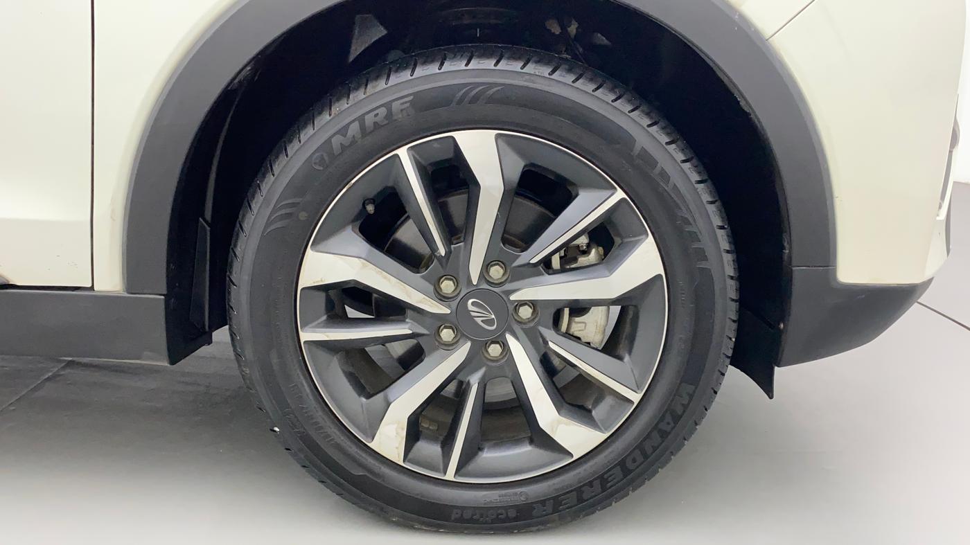 2022 Mahindra XUV300 W8 (O) 1.2 PETROL AMT, Petrol, Automatic, 24,712 km, Right Front Wheel