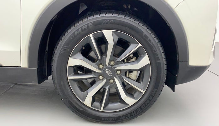 2022 Mahindra XUV300 W8 (O) 1.2 PETROL AMT, Petrol, Automatic, 24,712 km, Right Front Wheel