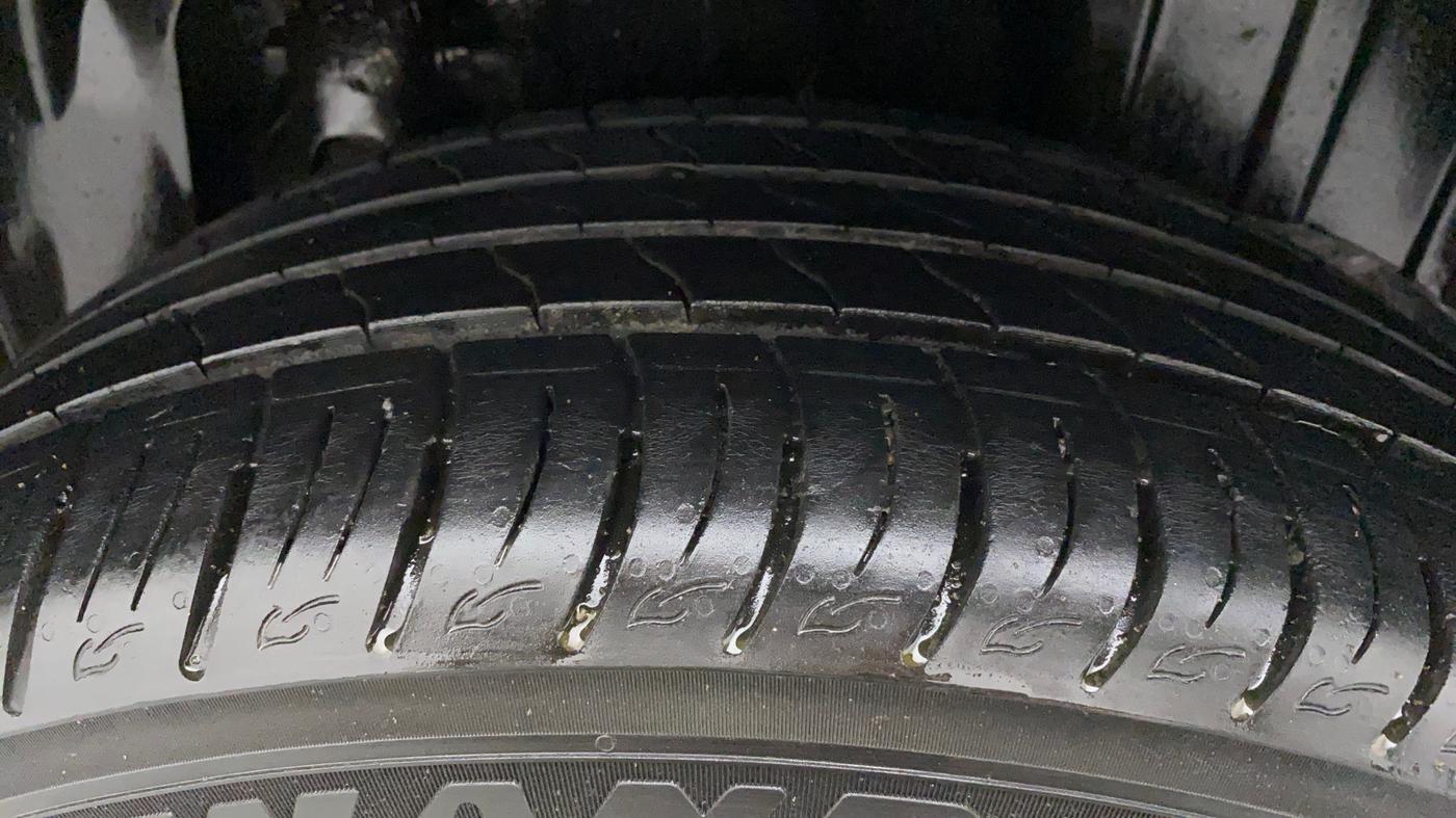 2022 Mahindra XUV300 W8 (O) 1.2 PETROL AMT, Petrol, Automatic, 24,712 km, Left Rear Tyre Tread