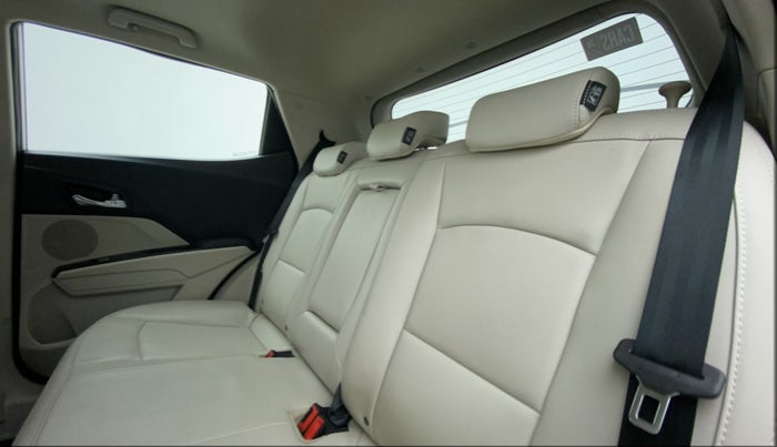 2022 Mahindra XUV300 W8 (O) 1.2 PETROL AMT, Petrol, Automatic, 24,712 km, Right Side Rear Door Cabin