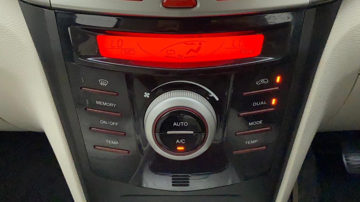 2022 Mahindra XUV300 W8 (O) 1.2 PETROL AMT, Petrol, Automatic, 24,712 km, Automatic Climate Control