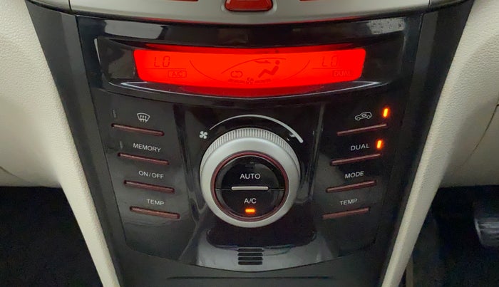 2022 Mahindra XUV300 W8 (O) 1.2 PETROL AMT, Petrol, Automatic, 24,712 km, Automatic Climate Control