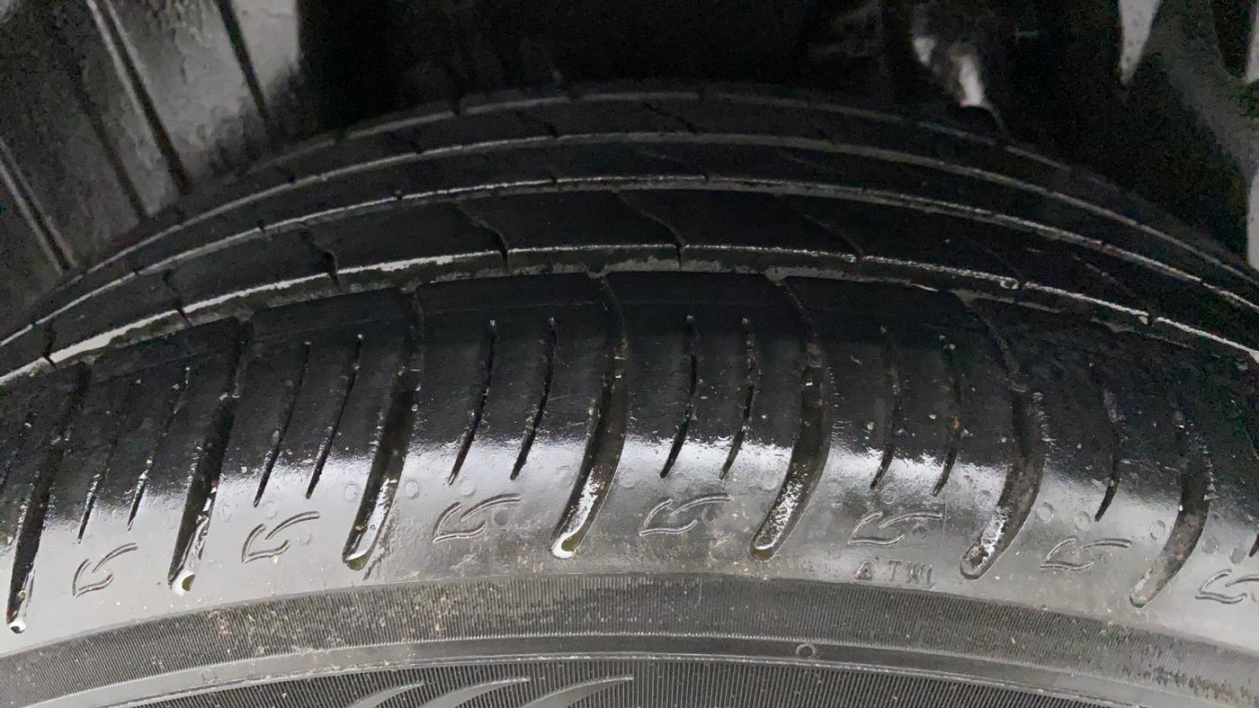 2022 Mahindra XUV300 W8 (O) 1.2 PETROL AMT, Petrol, Automatic, 24,712 km, Right Rear Tyre Tread