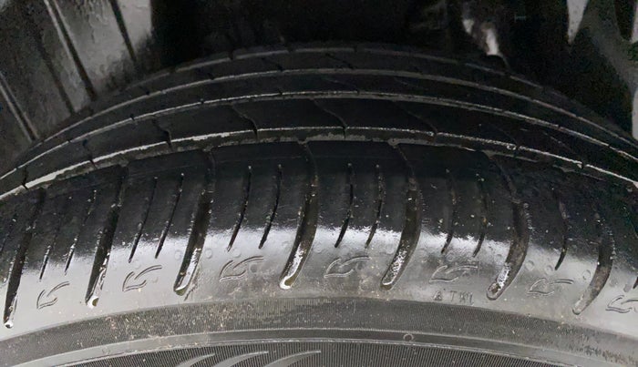 2022 Mahindra XUV300 W8 (O) 1.2 PETROL AMT, Petrol, Automatic, 24,712 km, Right Rear Tyre Tread