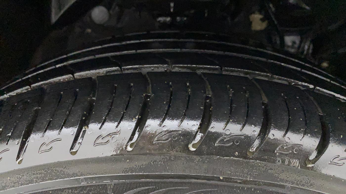 2022 Mahindra XUV300 W8 (O) 1.2 PETROL AMT, Petrol, Automatic, 24,712 km, Right Front Tyre Tread