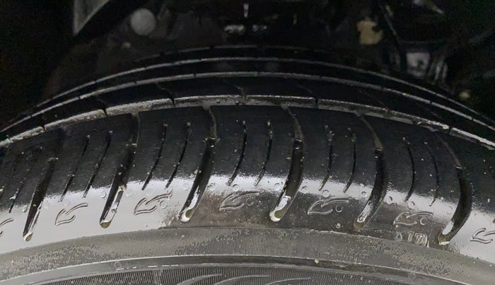 2022 Mahindra XUV300 W8 (O) 1.2 PETROL AMT, Petrol, Automatic, 24,712 km, Right Front Tyre Tread