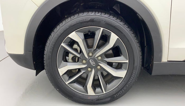 2022 Mahindra XUV300 W8 (O) 1.2 PETROL AMT, Petrol, Automatic, 24,712 km, Left Front Wheel