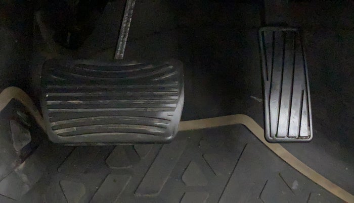 2022 Mahindra XUV300 W8 (O) 1.2 PETROL AMT, Petrol, Automatic, 24,712 km, Pedals