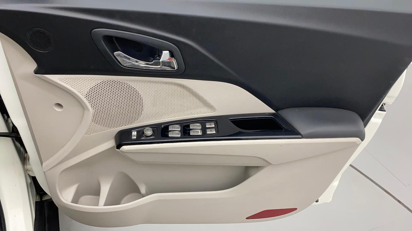 2022 Mahindra XUV300 W8 (O) 1.2 PETROL AMT, Petrol, Automatic, 24,712 km, Driver Side Door Panels Control