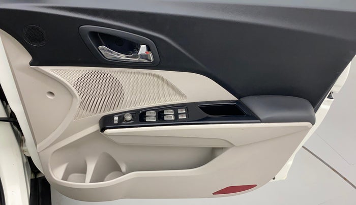 2022 Mahindra XUV300 W8 (O) 1.2 PETROL AMT, Petrol, Automatic, 24,712 km, Driver Side Door Panels Control