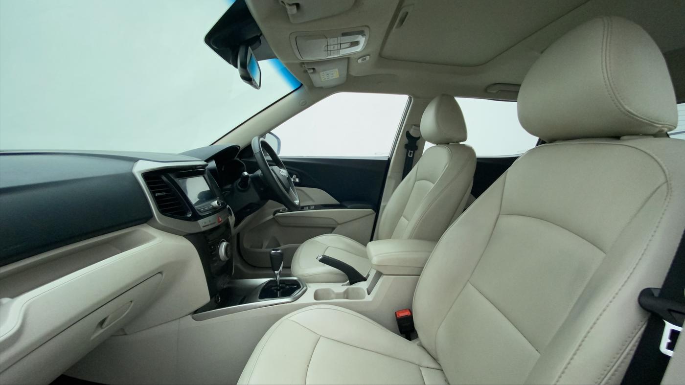 2022 Mahindra XUV300 W8 (O) 1.2 PETROL AMT, Petrol, Automatic, 24,712 km, Right Side Front Door Cabin