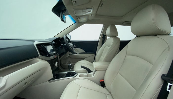2022 Mahindra XUV300 W8 (O) 1.2 PETROL AMT, Petrol, Automatic, 24,712 km, Right Side Front Door Cabin