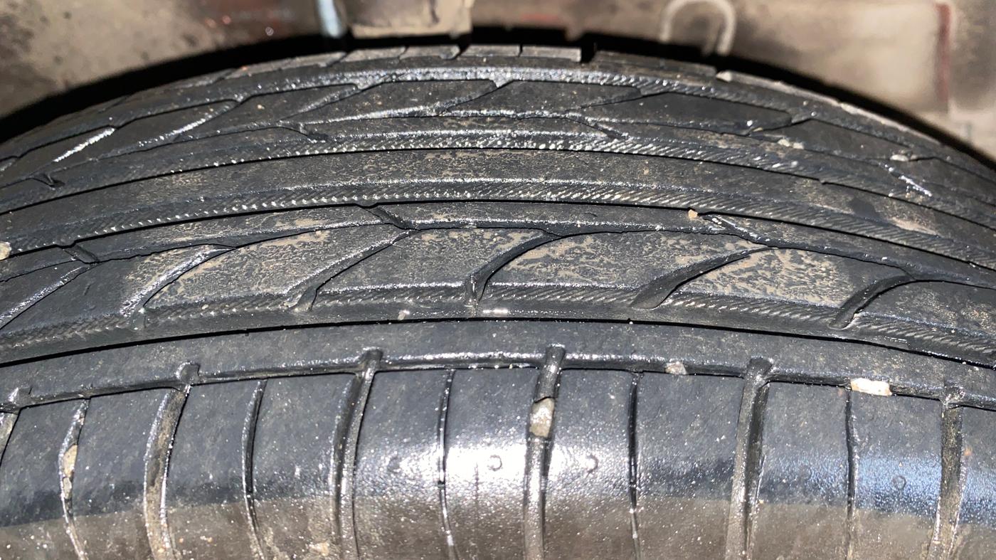 2015 Maruti Swift Dzire VXI, Petrol, Manual, 66,496 km, Right Front Tyre Tread