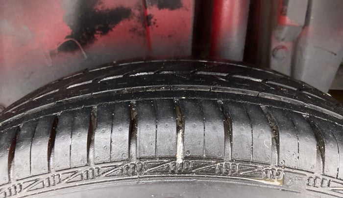 2014 Maruti Swift VXI, Petrol, Manual, 94,540 km, Left Rear Tyre Tread