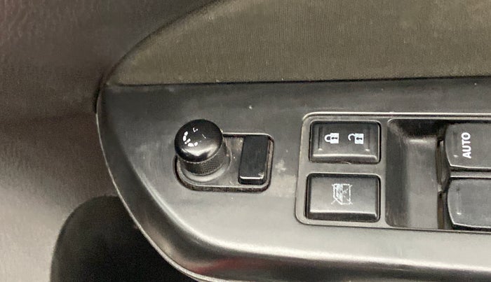 2014 Maruti Swift VXI, Petrol, Manual, 94,540 km, Left rear-view mirror - ORVM switch has minor damage