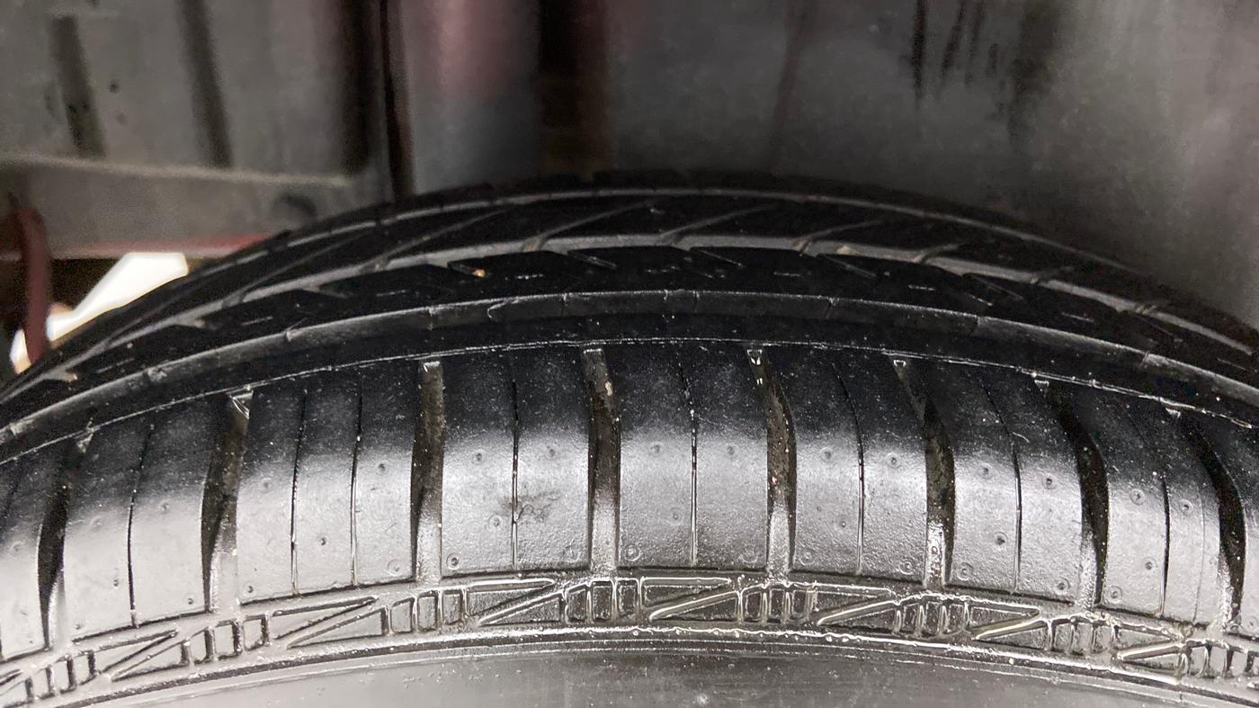 2014 Maruti Swift VXI, Petrol, Manual, 94,540 km, Right Rear Tyre Tread