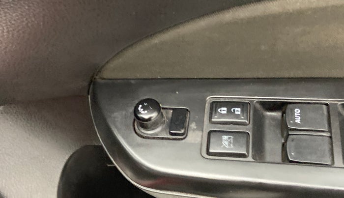 2014 Maruti Swift VXI, Petrol, Manual, 94,540 km, Right rear-view mirror - ORVM switch has minor damage