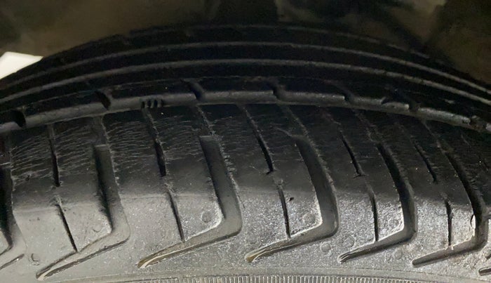 2011 Hyundai i10 MAGNA 1.2, CNG, Manual, 89,963 km, Left Front Tyre Tread