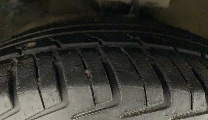 2011 Hyundai i10 MAGNA 1.2, CNG, Manual, 89,963 km, Right Front Tyre Tread