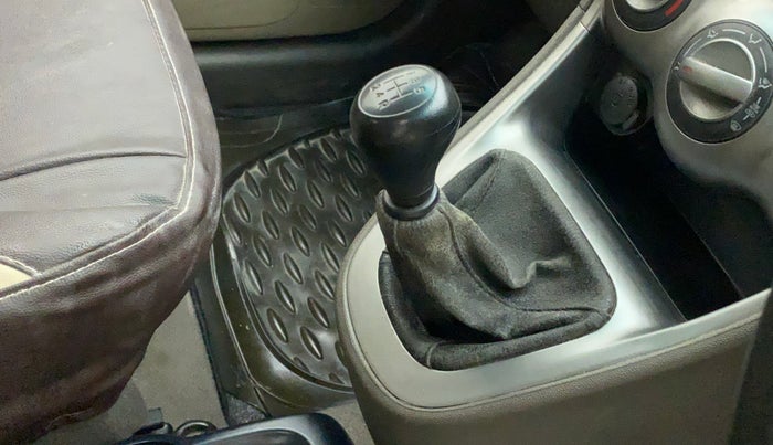 2011 Hyundai i10 MAGNA 1.2, CNG, Manual, 89,963 km, Gear lever - Boot cover slightly torn