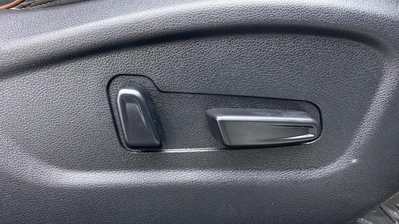 2021 Hyundai ALCAZAR 1.5 SIGNATURE MT 6STR, Diesel, Manual, 30,111 km, Driver Side Adjustment Panel
