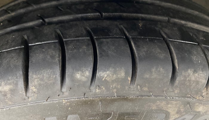 2016 Volkswagen Vento HIGHLINE 1.6 MPI, Petrol, Manual, 46,674 km, Right Front Tyre Tread