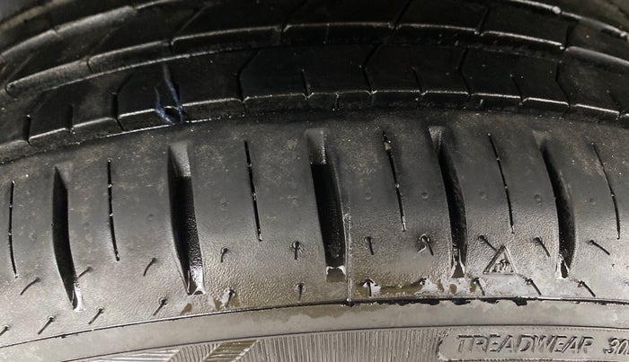 2016 Volkswagen Vento HIGHLINE 1.6 MPI, Petrol, Manual, 46,674 km, Left Rear Tyre Tread