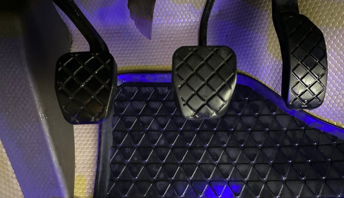 2016 Volkswagen Vento HIGHLINE 1.6 MPI, Petrol, Manual, 46,674 km, Pedals