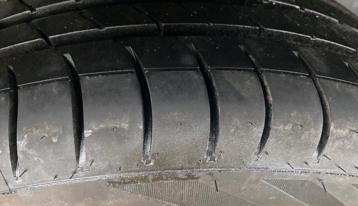 2016 Volkswagen Vento HIGHLINE 1.6 MPI, Petrol, Manual, 46,674 km, Right Rear Tyre Tread