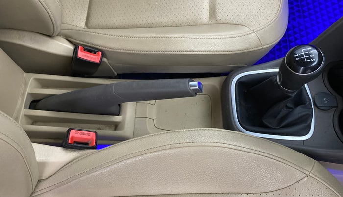 2016 Volkswagen Vento HIGHLINE 1.6 MPI, Petrol, Manual, 46,674 km, Gear Lever