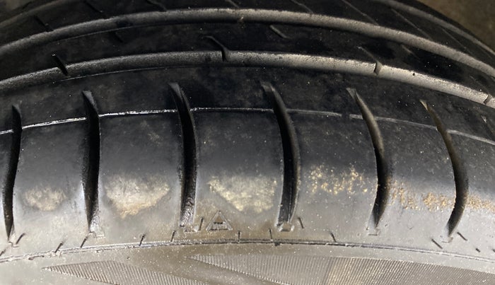 2016 Volkswagen Vento HIGHLINE 1.6 MPI, Petrol, Manual, 46,674 km, Left Front Tyre Tread
