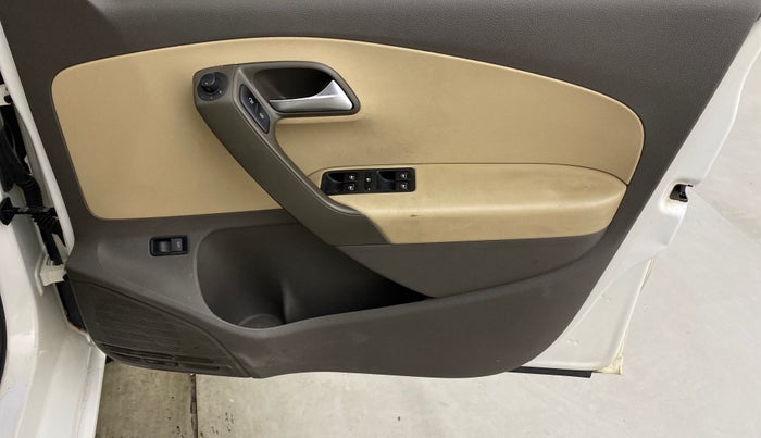 2016 Volkswagen Vento HIGHLINE 1.6 MPI, Petrol, Manual, 46,674 km, Driver Side Door Panels Control