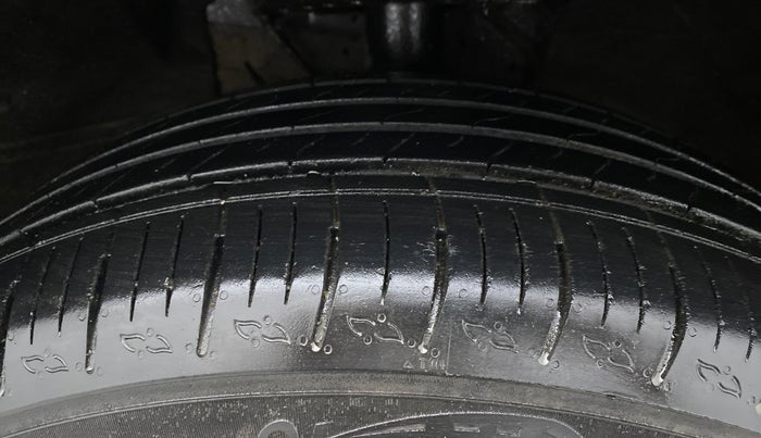 2022 Mahindra XUV700 AX 5 P MT 5 STR, Petrol, Manual, 23,267 km, Right Front Tyre Tread
