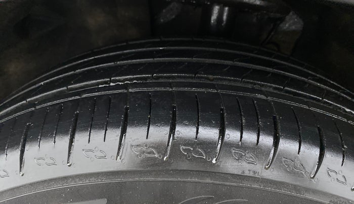 2022 Mahindra XUV700 AX 5 P MT 5 STR, Petrol, Manual, 23,267 km, Left Front Tyre Tread