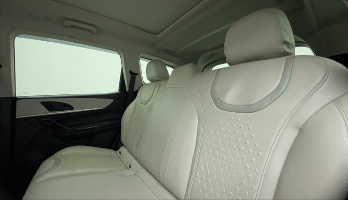 2022 Mahindra XUV700 AX 5 P MT 5 STR, Petrol, Manual, 23,267 km, Right Side Rear Door Cabin