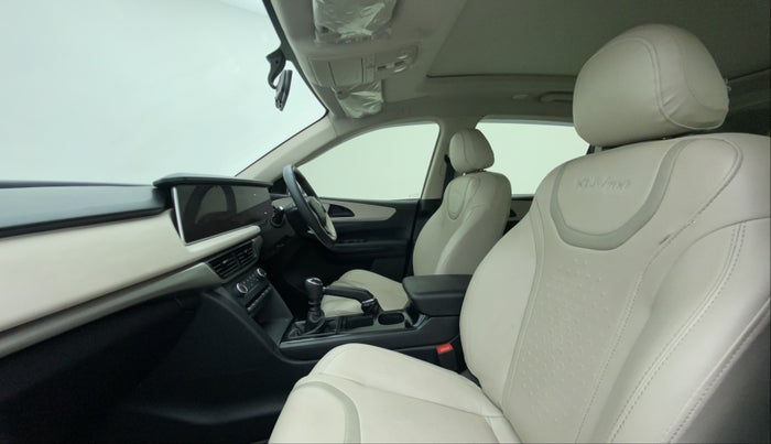 2022 Mahindra XUV700 AX 5 P MT 5 STR, Petrol, Manual, 23,267 km, Right Side Front Door Cabin