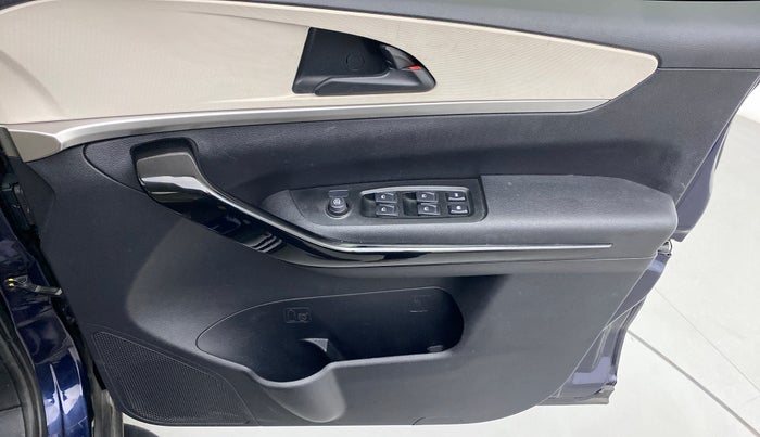 2022 Mahindra XUV700 AX 5 P MT 5 STR, Petrol, Manual, 23,267 km, Driver Side Door Panels Control