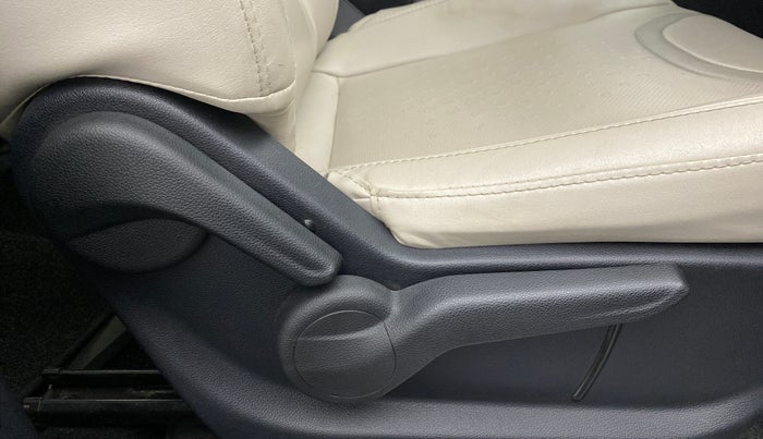 2022 Mahindra XUV700 AX 5 P MT 5 STR, Petrol, Manual, 23,267 km, Driver Side Adjustment Panel